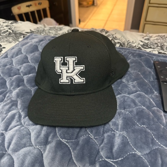 Top of the World mens Black Hat with UK Logo.  University of Kentucky size m/L - Picture 1 of 3
